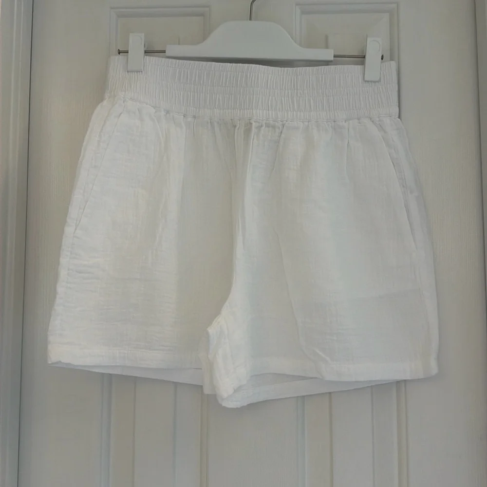 Boden linen shorts. White. Elastic waist. Size 8